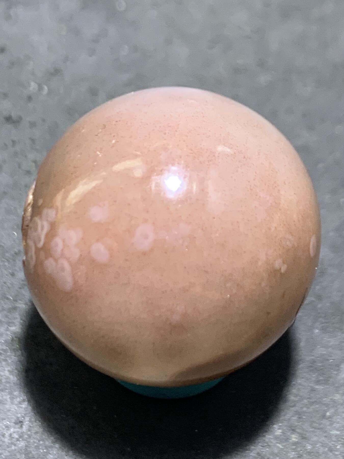 精美冰粉紫罗兰亚光战国红玛瑙手工俏色巧雕金龙鱼圆珠一个，