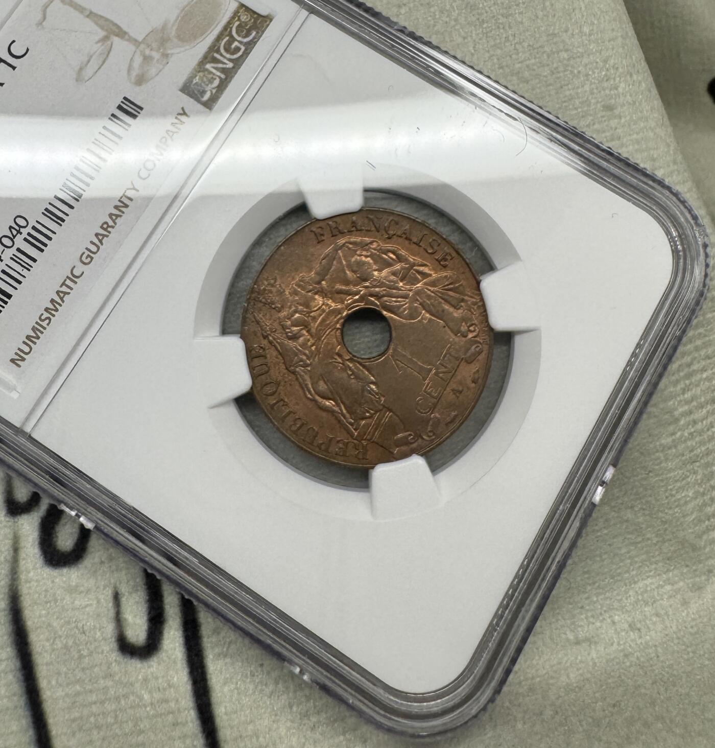 “一元初始，万象更新”新年新铺开张（第5期） NGC-MS63RB 1938年A版法属印度支那百分之一铜币，老包浆盖不住圆润铜光