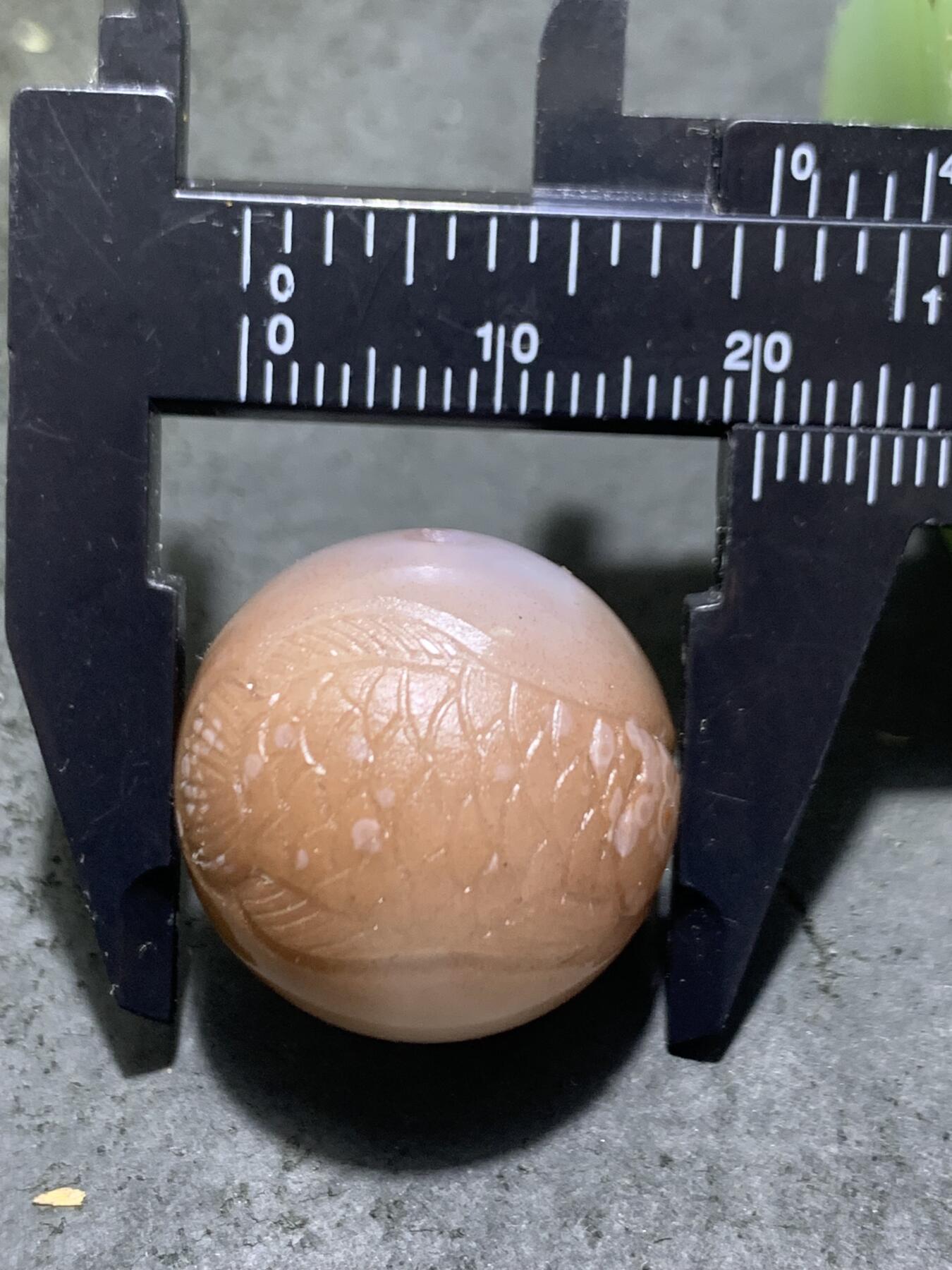 精美冰粉紫罗兰亚光战国红玛瑙手工俏色巧雕金龙鱼圆珠一个，