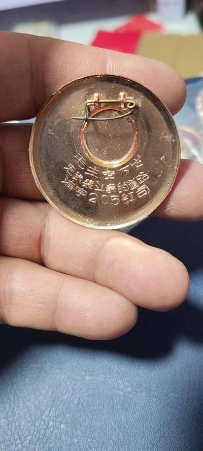 毛主席像章拍场，都是部队章 🔥🔥🔥🔥毛主席像章，直径45.1毫米，背面有铭文：走武装斗争道路   海字205红司