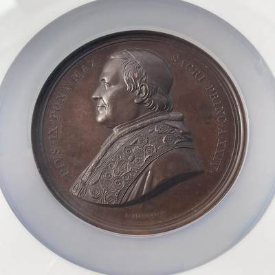 「木头集藏」章牌精品专场！！ - 1869年梵蒂冈教皇庇护九世第一届大公会议纪念大铜章 NGC MS63 BN，直径：74mm，175g，少见品种，梵蒂冈第一届大公会议(First Vatican Council)天主教会第二十次公会议，于1869年12月8日日隆重开幕到1870年9月1日会议暂停，在罗马梵蒂冈举行，故而名之。它发表了两个宪章：《天主之子》讨论信仰和理性的关系；《永远司祭》讨论教宗的首席权和不能错误性。