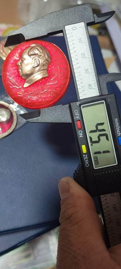 毛主席像章拍场，都是部队章 🔥🔥🔥🔥毛主席像章，直径45.1毫米，背面有铭文：走武装斗争道路   海字205红司