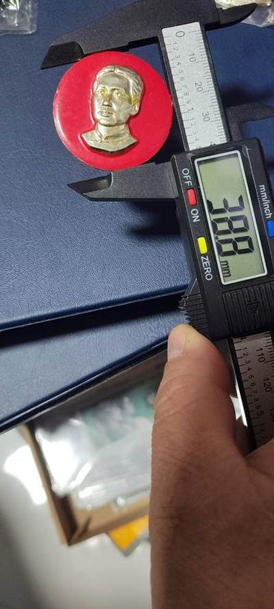 毛主席像章拍场，都是部队章 🔥🔥🔥🔥毛主席像章，38.8毫米，背面有铭文：海军东海舰队