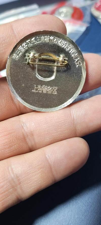 毛主席像章拍场，都是部队章 🔥🔥🔥🔥毛主席像章，38.7毫米，背面有铭文：上海警备区