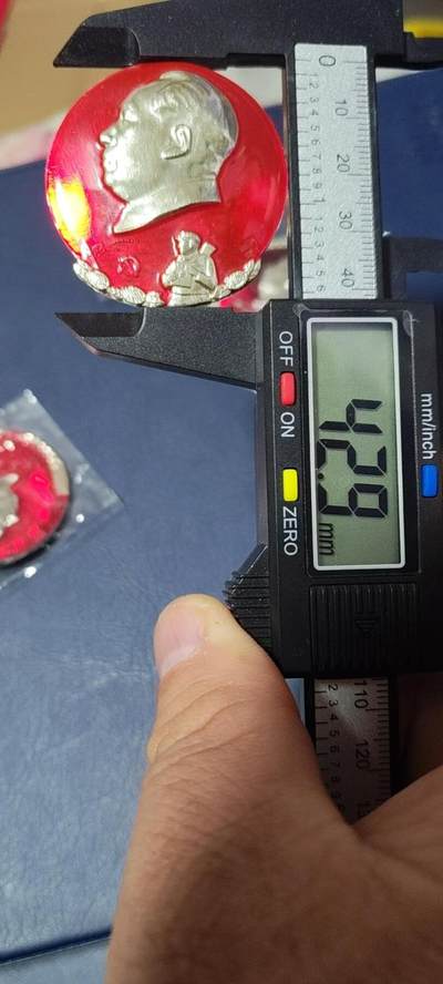 毛主席像章拍场，都是部队章 🔥🔥🔥🔥毛主席像章，最大直径42.9毫米，背面有铭文：内蒙古军区