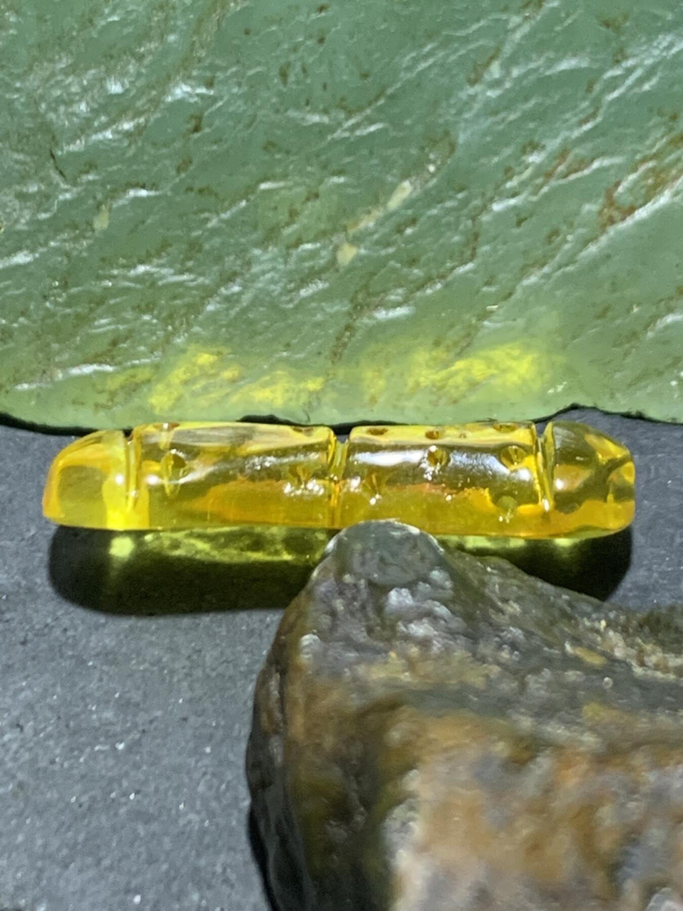 天然乌克兰原矿蜜蜡雕刻竹节卡子（吊坠）一个，