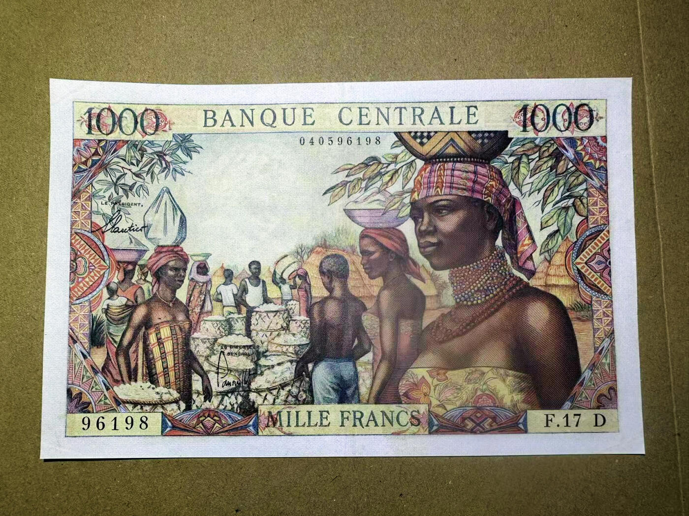 【Blue Auction】✨世界纸币精拍第622期【精】 【倒置号】法属赤道非洲 1963年1000法郎  集市熙熙攘攘的热闹场景 当地色彩艳丽纹饰精美的衣着 经典砍木头 AU品相