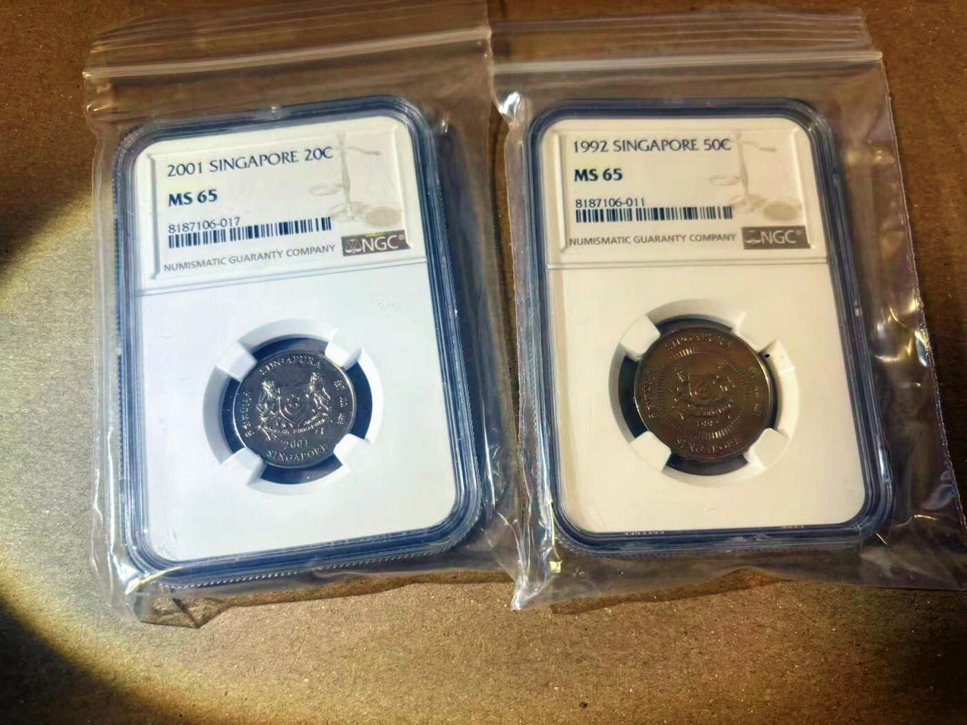 【Blue Auction】✨世界纸币精拍第622期【精】 【一组2枚】新加坡1992-2001年 20-50分NGC MS65  