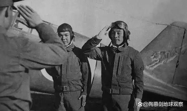1937年亚欧联络记录大飞行“神风”号纪念徽章，纯银，库存品相，东京朝日新闻社颁发