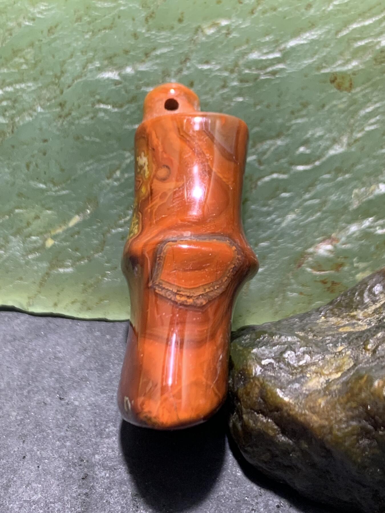 精美高润度草花纹战国红玛瑙雕刻竹节吊坠一个，