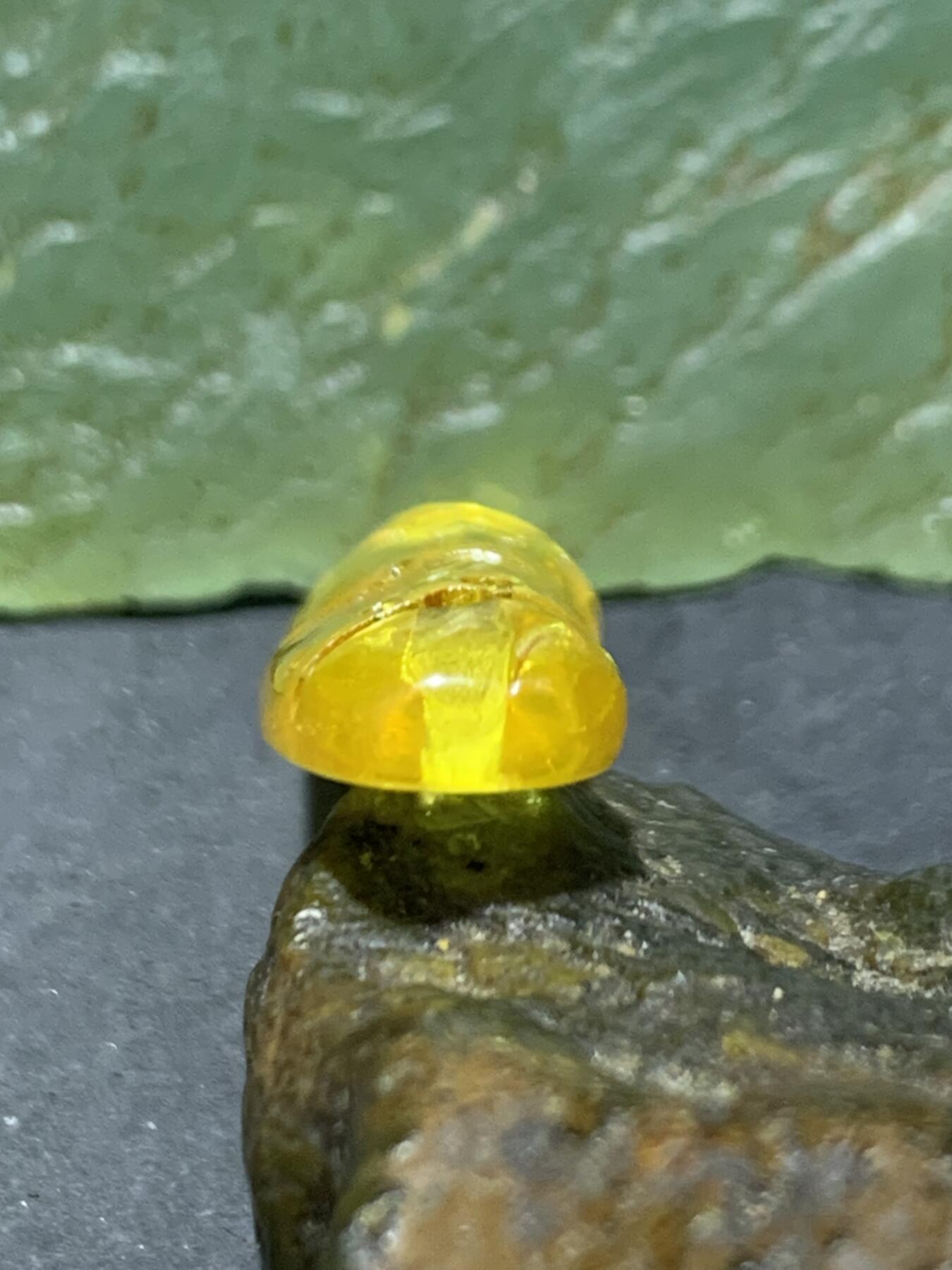 天然乌克兰原矿蜜蜡雕刻竹节卡子（吊坠）一个，