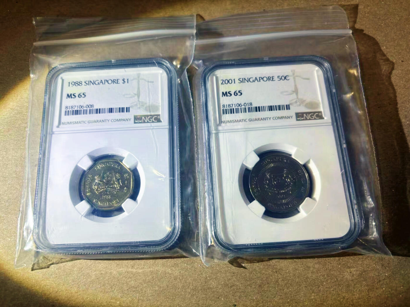 【Blue Auction】✨世界纸币精拍第622期【精】 【一组2枚】新加坡 1988 -2001年50分-1元NGC MS65 