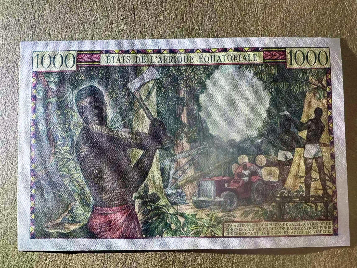 【Blue Auction】✨世界纸币精拍第622期【精】 【倒置号】法属赤道非洲 1963年1000法郎  集市熙熙攘攘的热闹场景 当地色彩艳丽纹饰精美的衣着 经典砍木头 AU品相