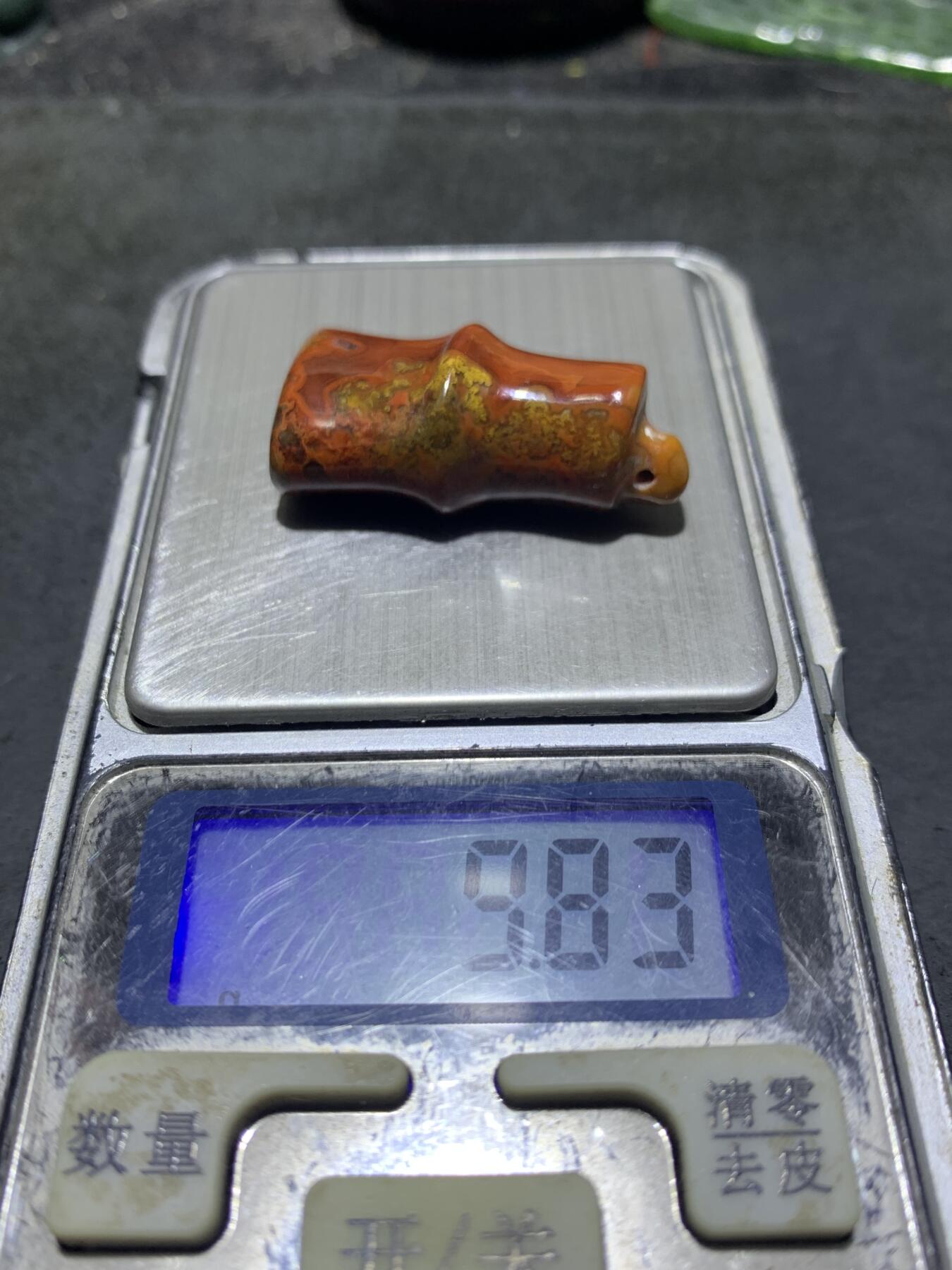 精美高润度草花纹战国红玛瑙雕刻竹节吊坠一个，