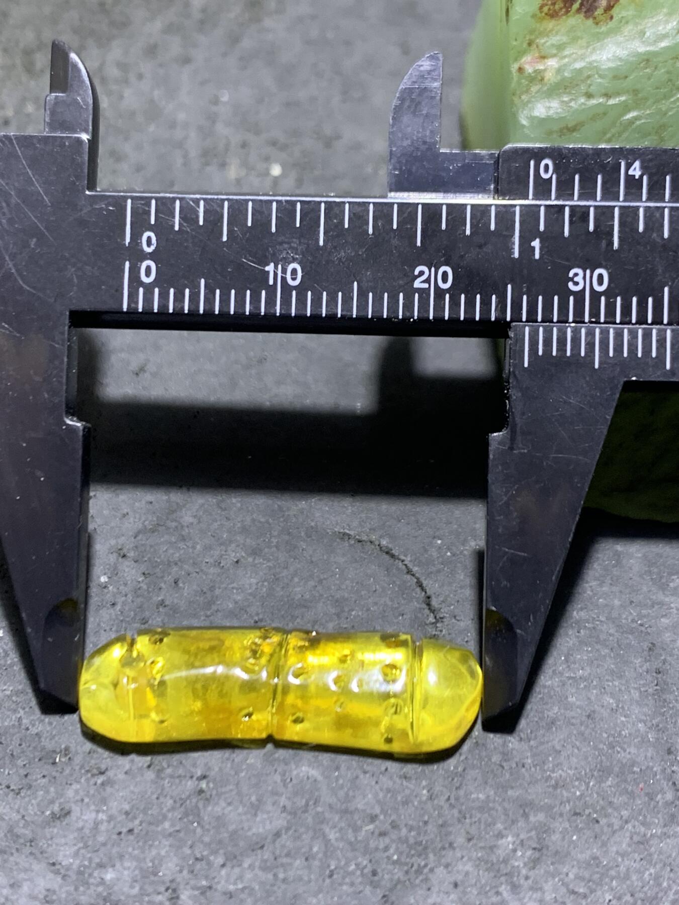 天然乌克兰原矿蜜蜡雕刻竹节卡子（吊坠）一个，