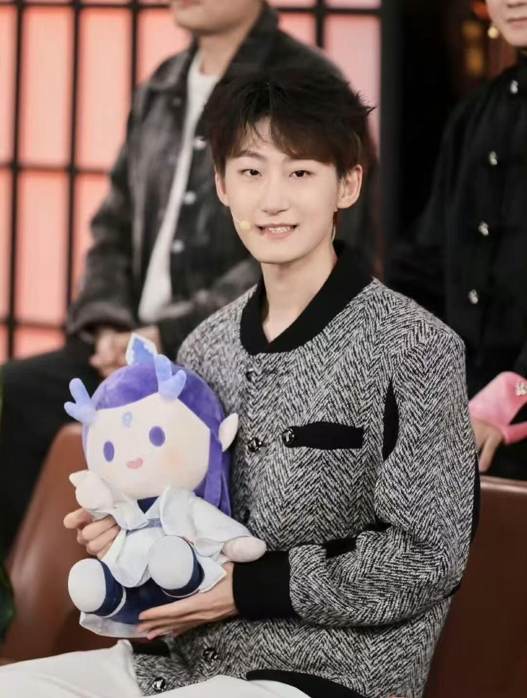 零元拍： 导演饺子，哪吒CV吕艳婷老师和敖丙CV酷帅的瀚墨三签《哪吒2：魔童闹海》杜比全景声官方海报！尺寸A3，最后两图为装裱效果，拍品不含装裱。
