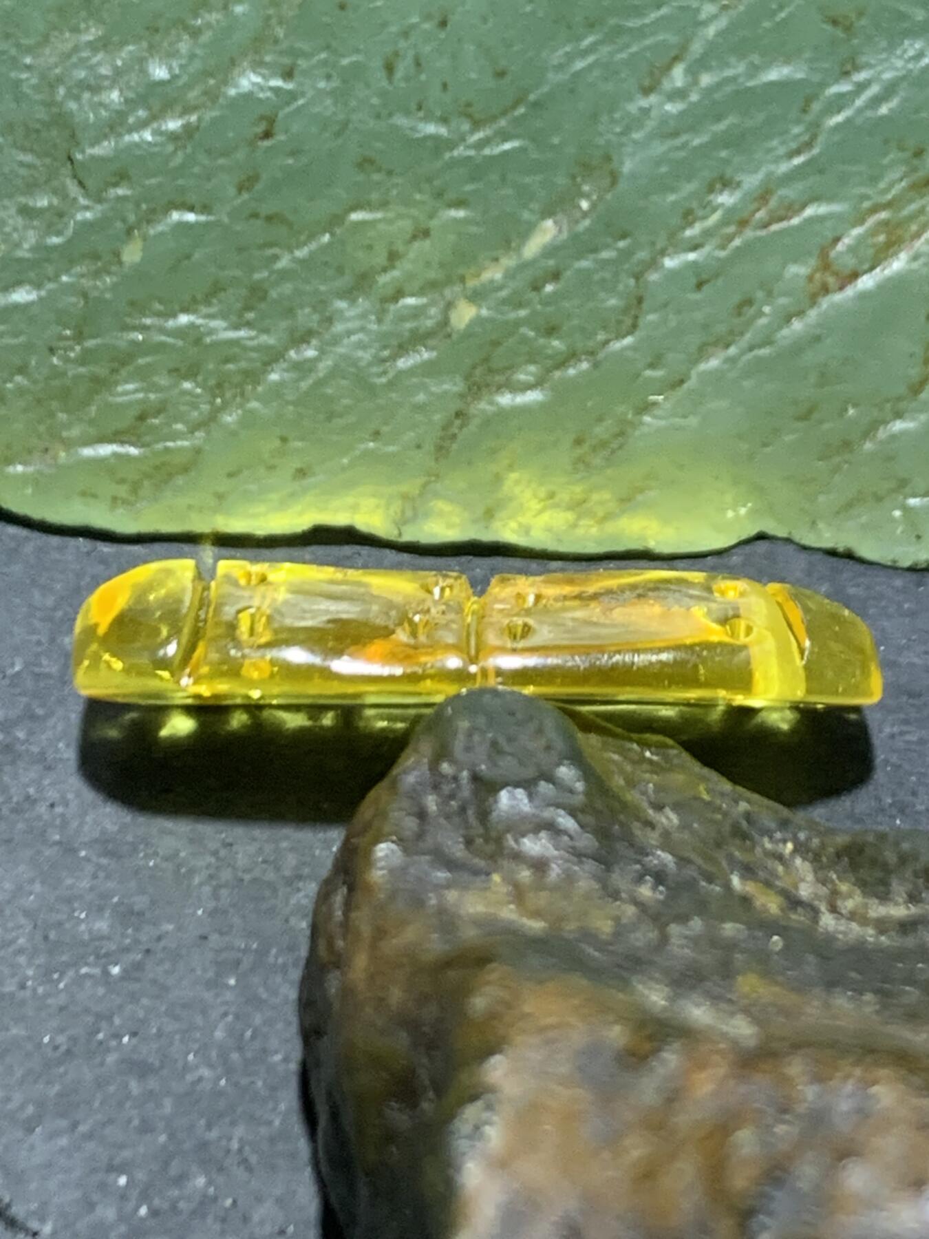 天然乌克兰原矿蜜蜡雕刻竹节卡子（吊坠）一个，