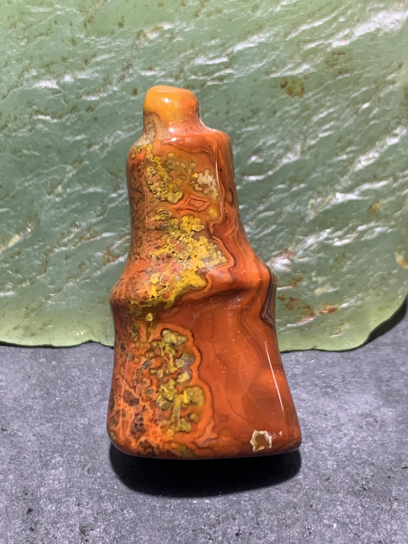 精美高润度草花纹战国红玛瑙雕刻竹节吊坠一个，