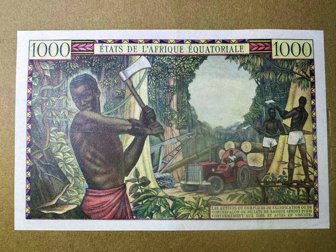 【Blue Auction】✨世界纸币精拍第622期【精】 【倒置号】法属赤道非洲 1963年1000法郎  集市熙熙攘攘的热闹场景 当地色彩艳丽纹饰精美的衣着 经典砍木头 AU品相
