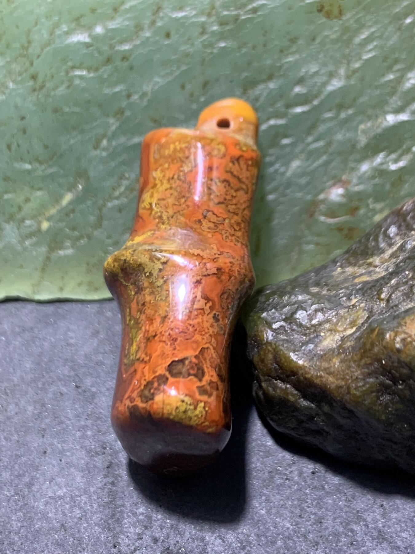 精美高润度草花纹战国红玛瑙雕刻竹节吊坠一个，