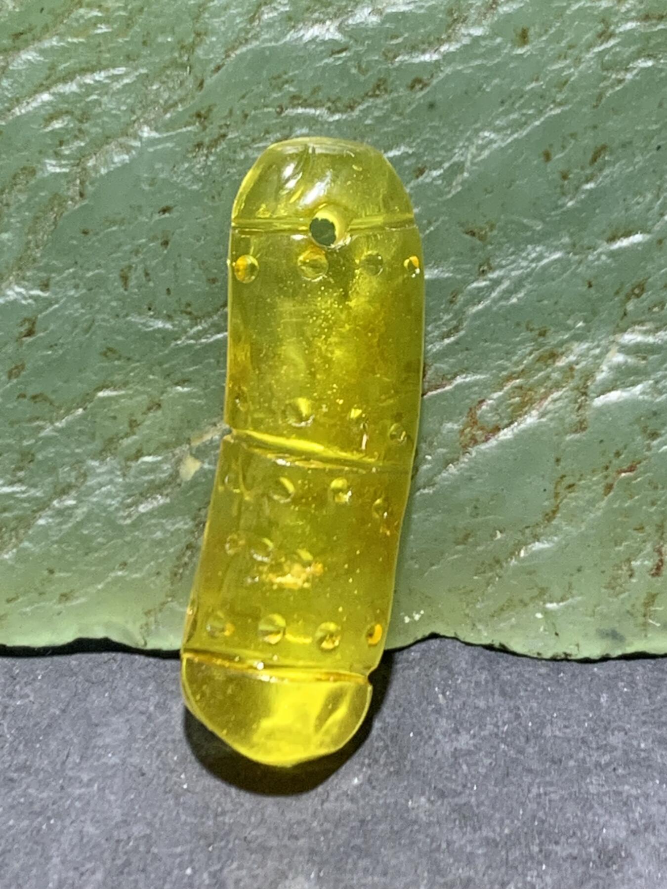 天然乌克兰原矿蜜蜡雕刻竹节卡子（吊坠）一个，