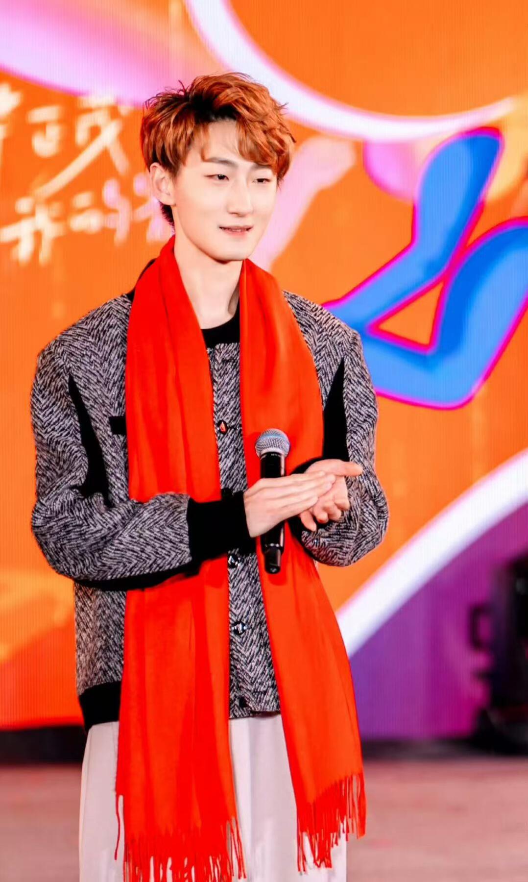 零元拍： 导演饺子，哪吒CV吕艳婷老师和敖丙CV酷帅的瀚墨三签《哪吒2：魔童闹海》杜比全景声官方海报！尺寸A3，最后两图为装裱效果，拍品不含装裱。