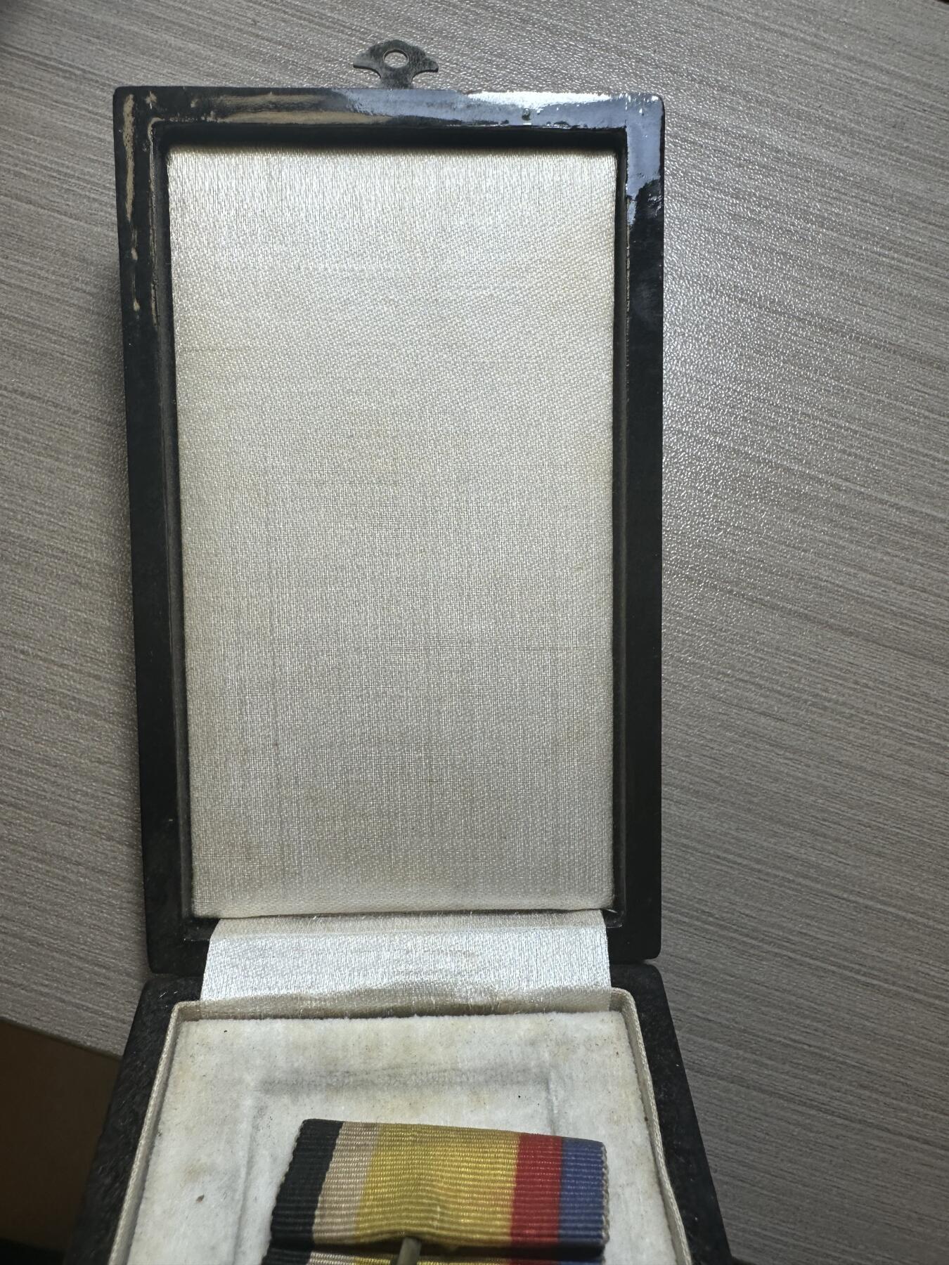 无佣金，章，冀东钱币 大满洲国建国功劳章！盒子95新，章品相也不错！