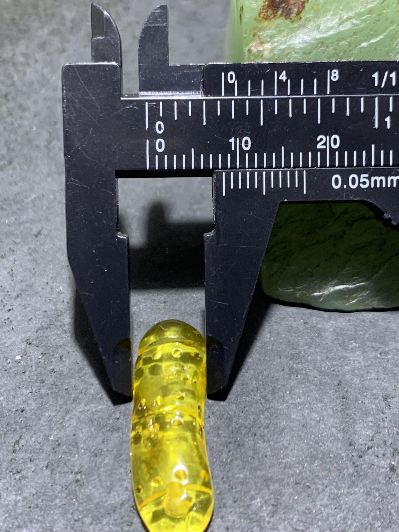 天然乌克兰原矿蜜蜡雕刻竹节卡子（吊坠）一个，