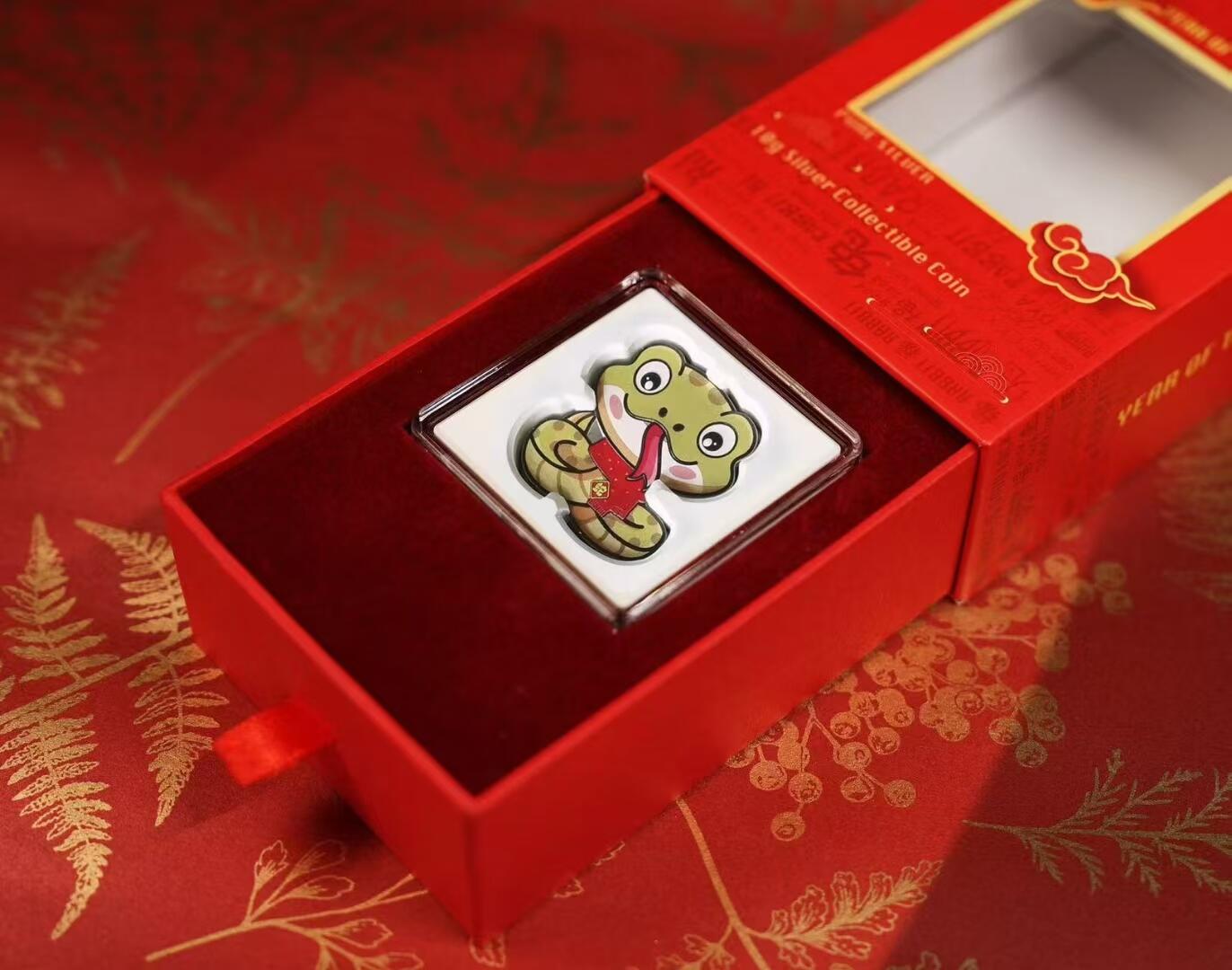 【币将精彩】世界钱币拍卖（2025-12-10） 纽埃2025年快乐蛇宝宝卡通龙彩色银币，999银10克，28x32毫米，发行888枚，带证书包装。