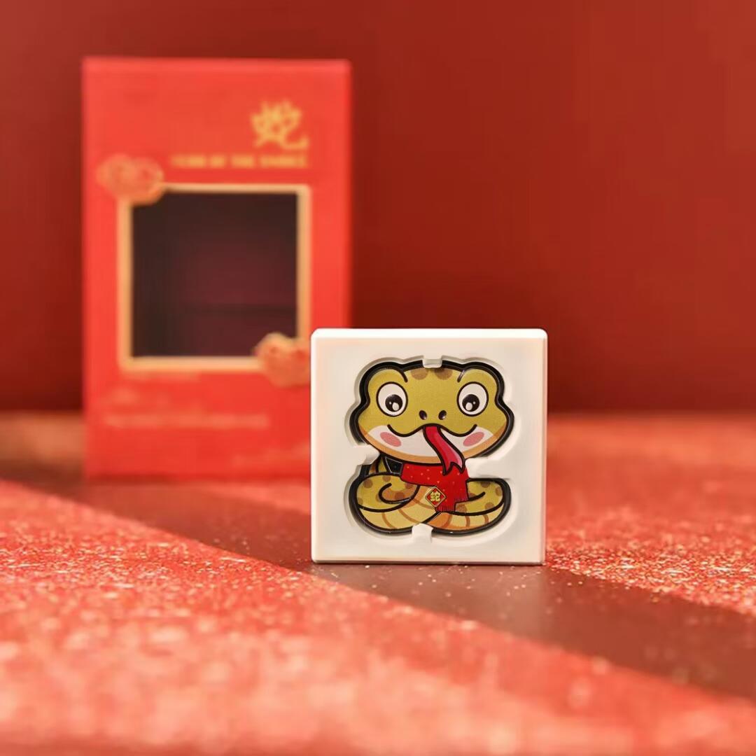 【币将精彩】世界钱币拍卖（2025-12-10） 纽埃2025年快乐蛇宝宝卡通龙彩色银币，999银10克，28x32毫米，发行888枚，带证书包装。