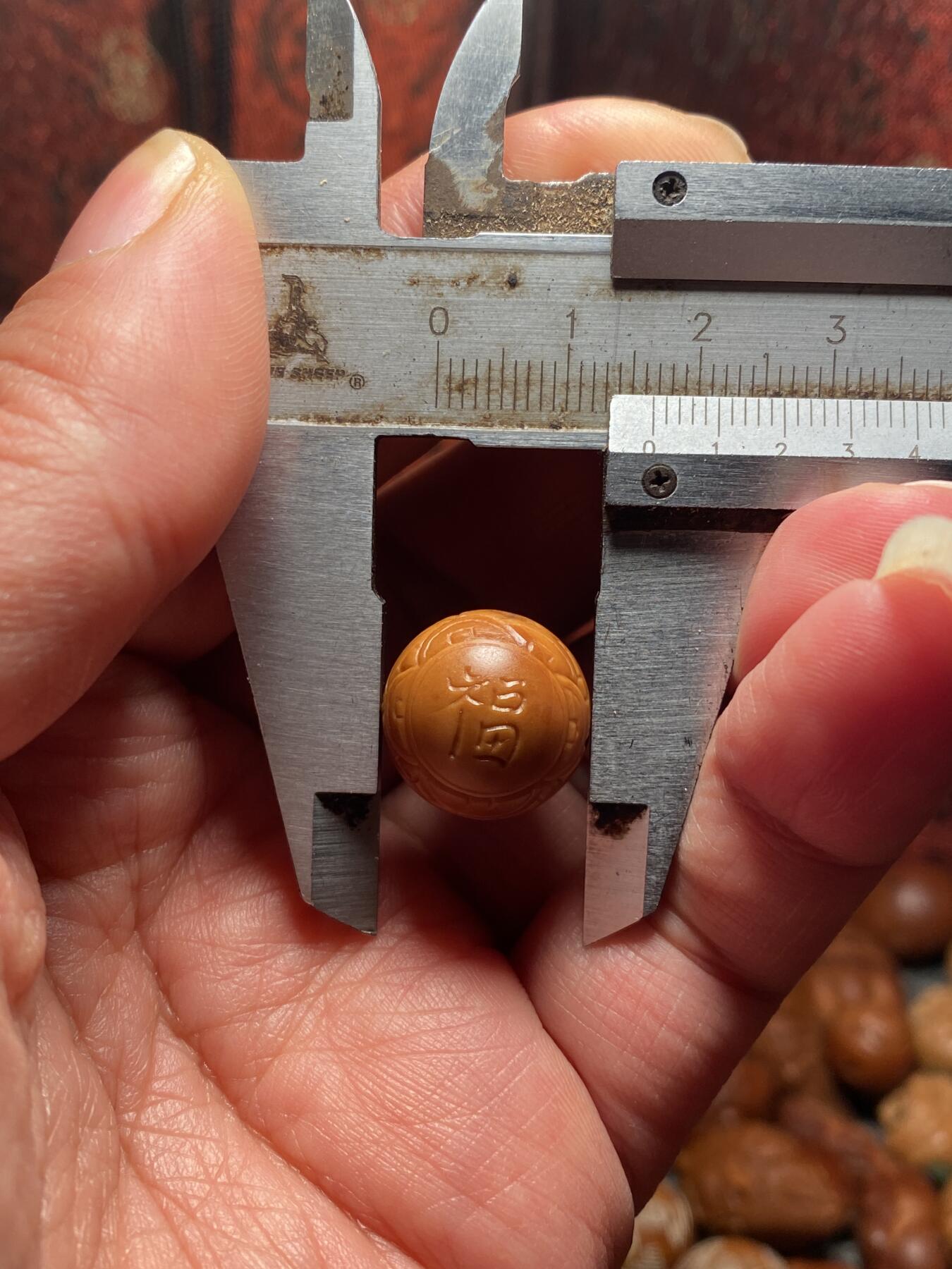 苏工核雕手工捡漏 福利苏工核雕纯手工正圆百搭福在眼前，财源滚滚单子，立体感十足，尺寸1。68，喜欢的来价格不贵