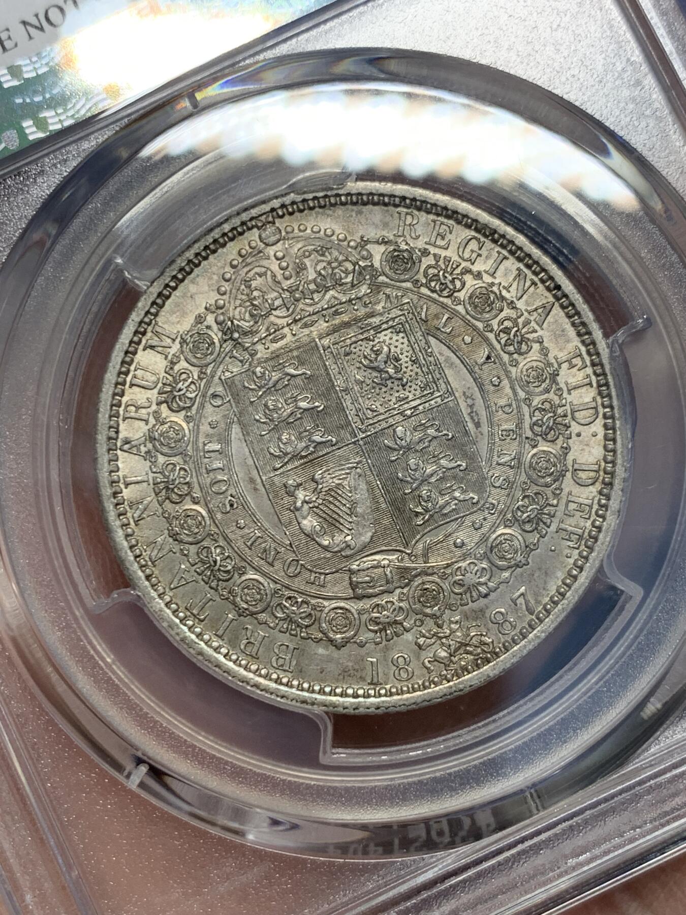 《竞宝斋》第356场 周日，周一  2场连拍 （全场包邮） NGC UNC 英国 1887年 维多利亚高冠半克朗大银币 通体五彩斑斓 细节高点具在 细节见图