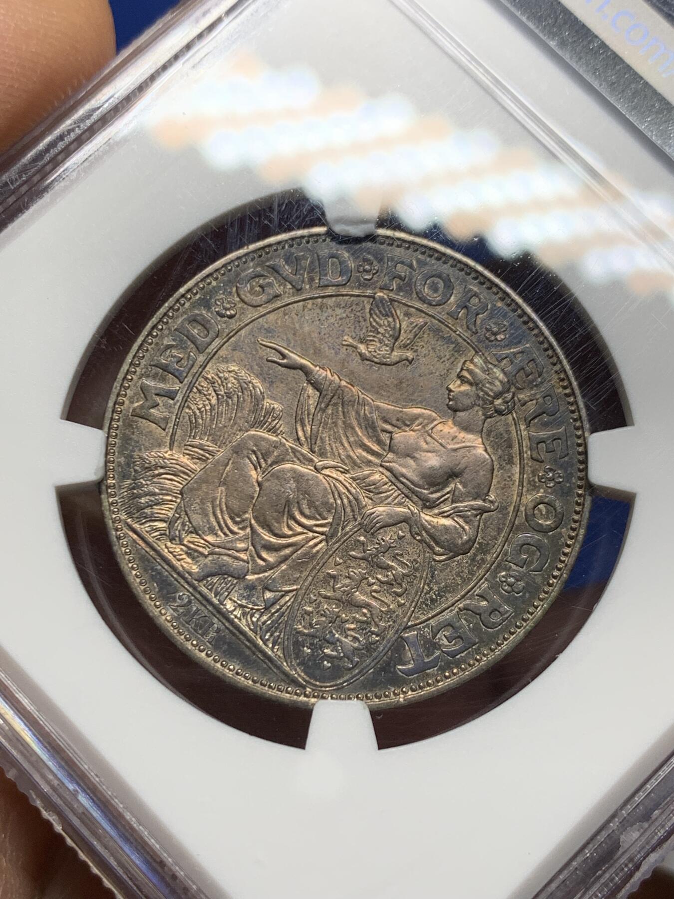《竞宝斋》第356场 周日，周一  2场连拍 （全场包邮） NGC MS62 丹麦1903年克里斯蒂安九世登基40周年纪念2克朗银币，底板转光，双面好品五彩包浆，状态不错。