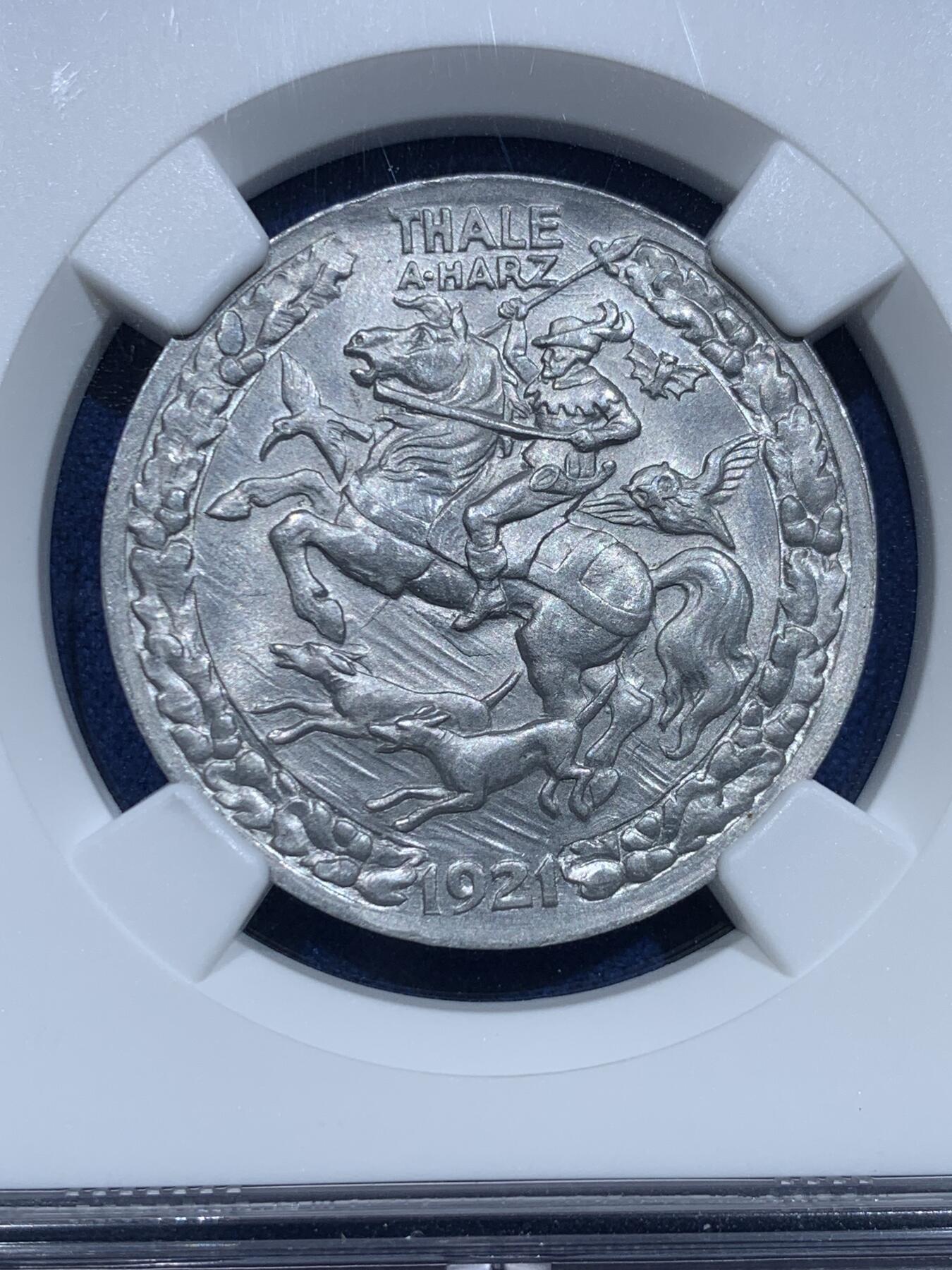 《竞宝斋》第356场 周日，周一  2场连拍 （全场包邮） NGC MS65 德国1921年塔勒哈兹猎人3马克紧急状态币，俗称德紧马剑，设计精美繁复，游猎的力量与敏捷跃然币上。1921年德国处于魏玛共和国初期，正经历一战后的经济衰退和通货膨胀，政府为应对现金短缺，发行了紧急货币（Notgeld）。