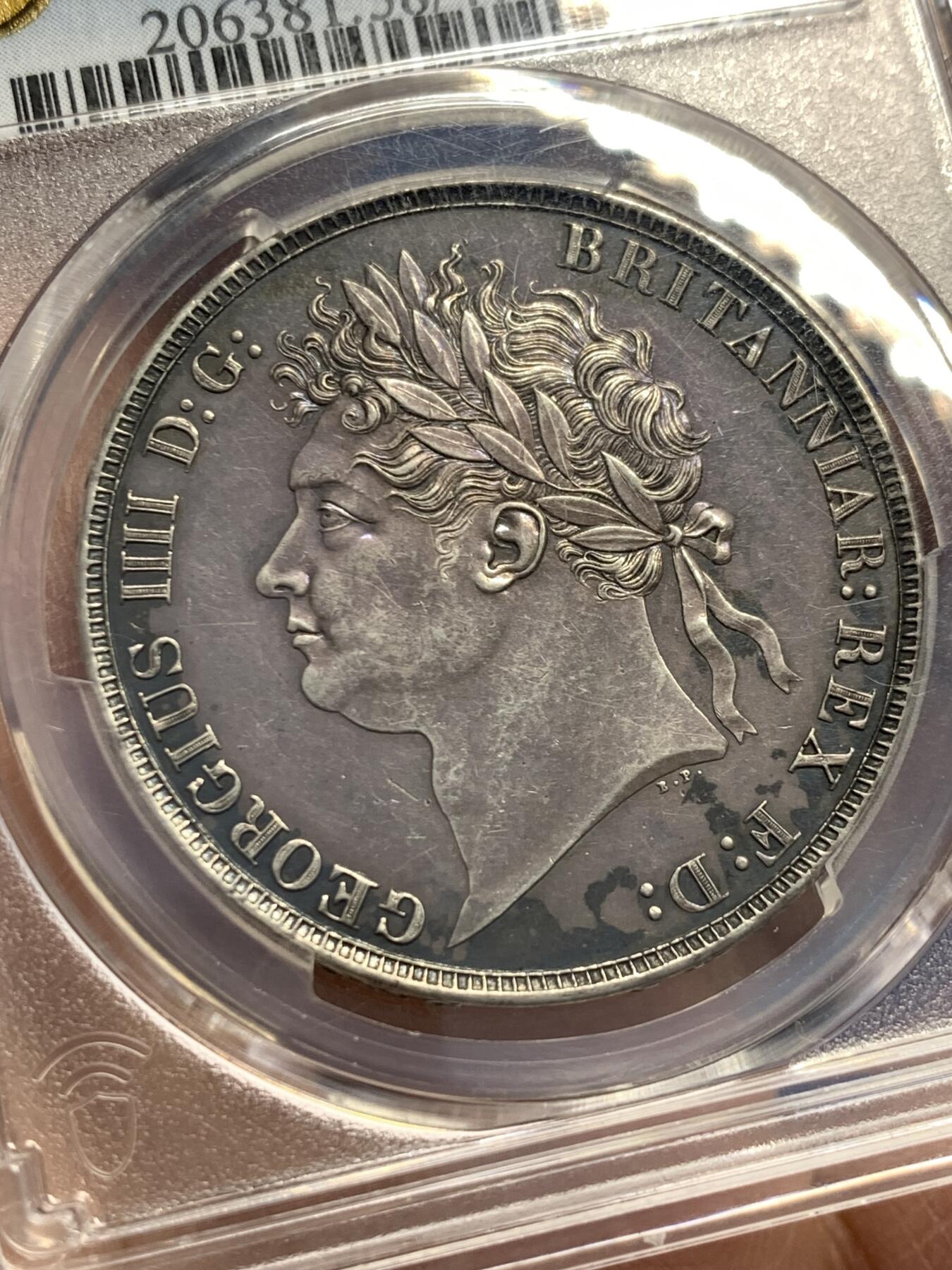 《竞宝斋》第356场 周日，周一  2场连拍 （全场包邮） PCGS AU58 英国乔治四世马剑克朗银币 紫黑色包浆 细节很不错 基本无磨损 包浆较厚才给了58 如果犹豫BU级的高价格 这颗58绝对是好选择