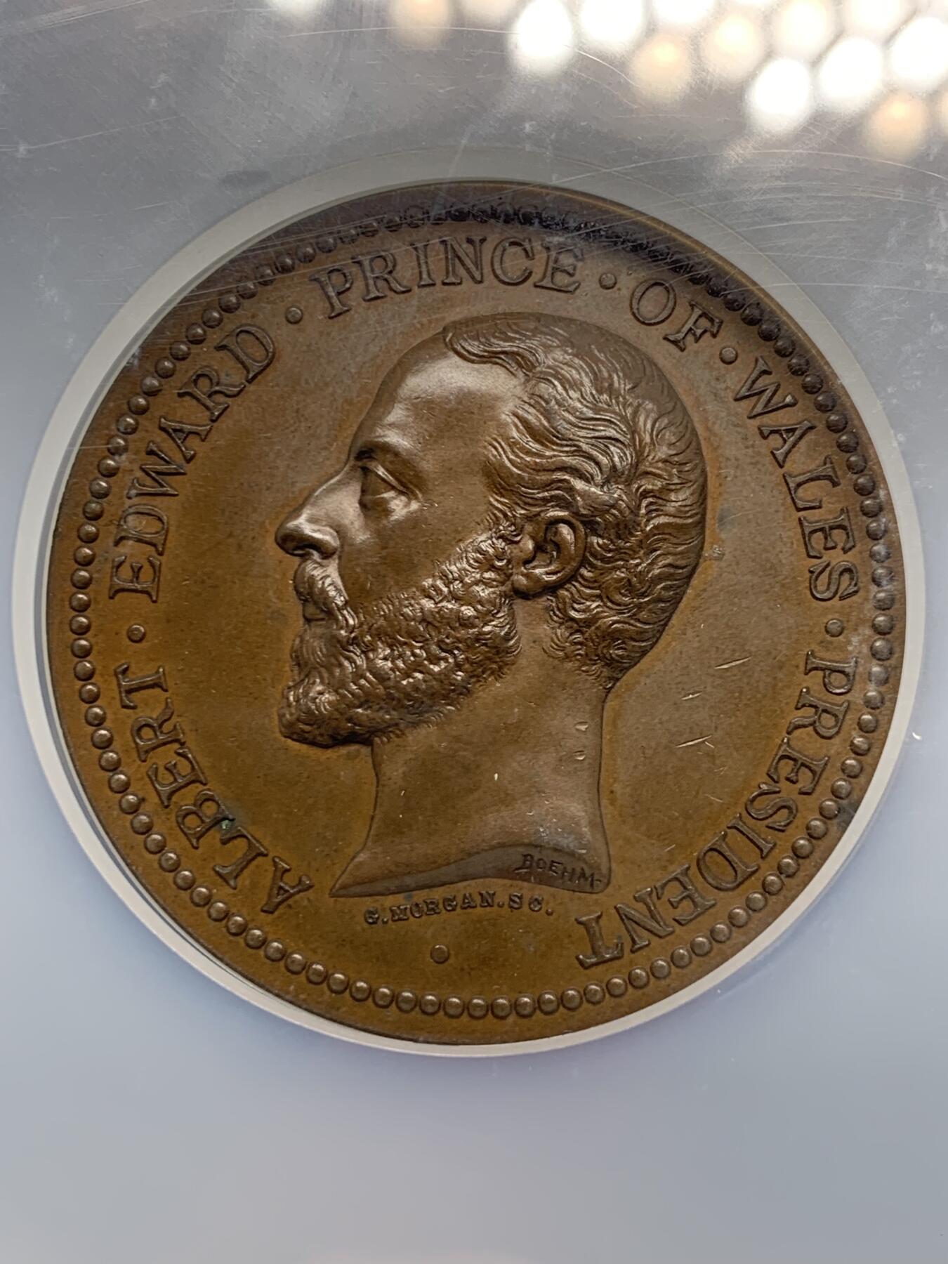 《竞宝斋》第356场 周日，周一  2场连拍 （全场包邮） NGC MS63BN 英国 1874 爱德华王子像  国际展览 大铜章 N加大加厚盒