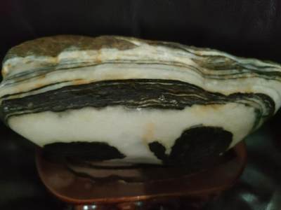 [2月22日奇珍异宝评级卡] 图案奇石，天然保真，假一赔十。【雪原问道】，旅人卧熊; 一动一静，触似浮雕。一方奇石，一眼新疆。规格:约23*11*8cm,重2.45kg，国内运费5元/kg（自然造化，倒置则巧兔跃然。成交价2000元以上包邮），不含底座，有其他疑问可留言。