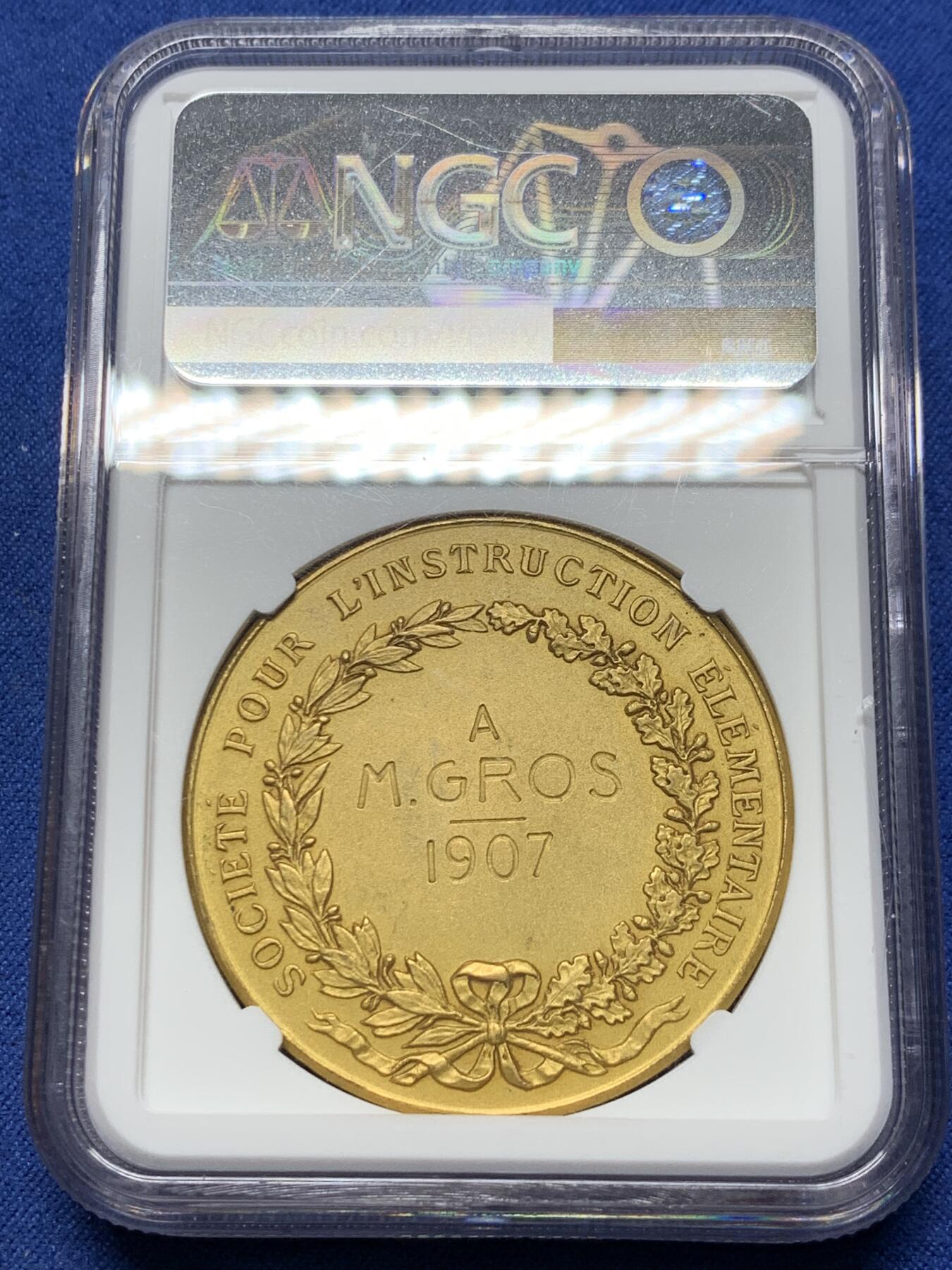 《竞宝斋》第356场 周日，周一  2场连拍 （全场包邮） NGC MS64 法国1907小天使铜镀金教育大奖章，四小天使生动可爱，惟妙惟肖。此版多为铜章，镀金版稀见。 金水很足 加厚盒装