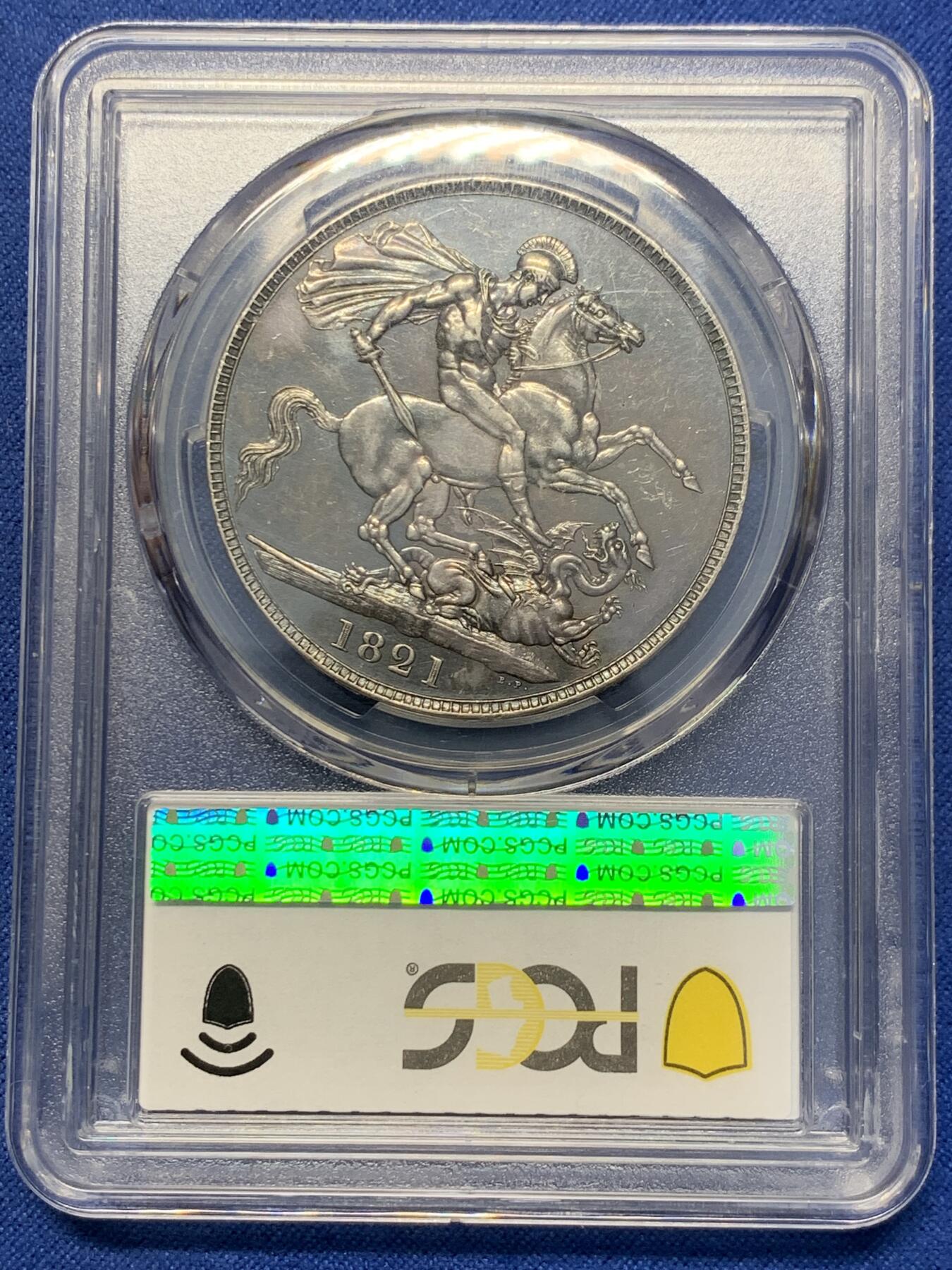 《竞宝斋》第356场 周日，周一  2场连拍 （全场包邮） PCGS AU58 英国乔治四世马剑克朗银币 紫黑色包浆 细节很不错 基本无磨损 包浆较厚才给了58 如果犹豫BU级的高价格 这颗58绝对是好选择