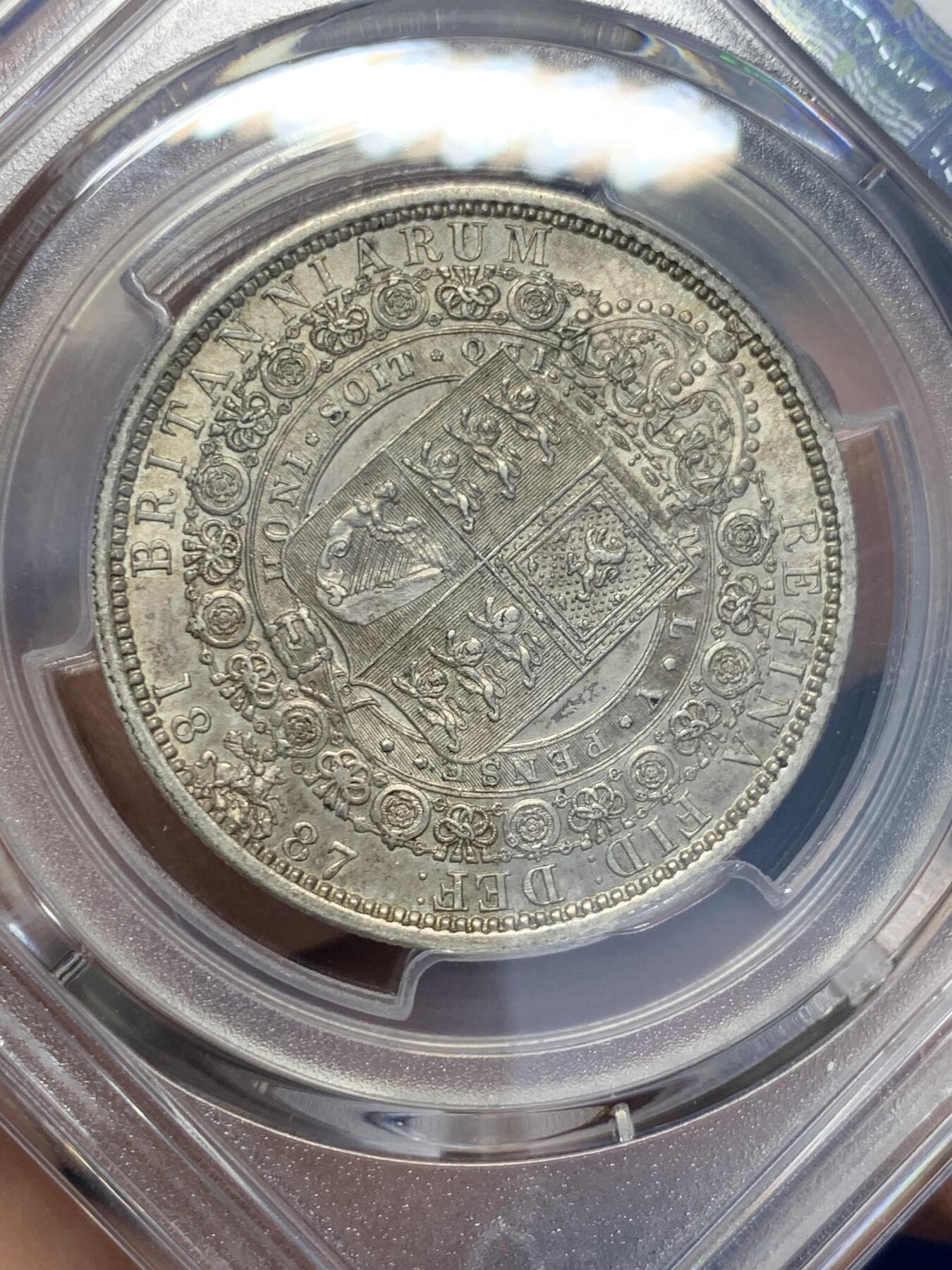 《竞宝斋》第356场 周日，周一  2场连拍 （全场包邮） NGC UNC 英国 1887年 维多利亚高冠半克朗大银币 通体五彩斑斓 细节高点具在 细节见图