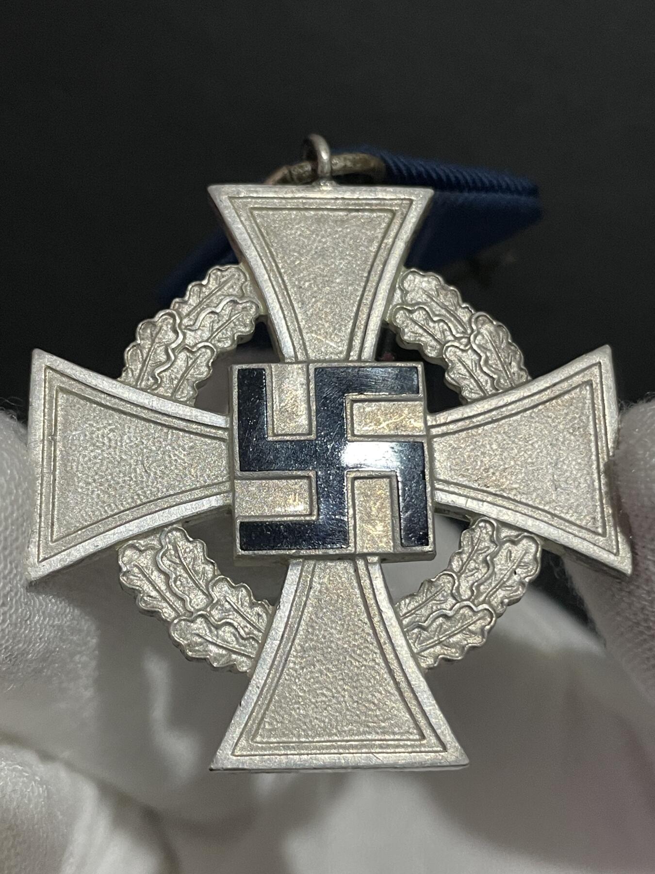 二战德国公务员忠诚服务25年裸章原品，品相完美镀层好珐琅好，之前有原盒已经惠让给朋友了，所以我认为这应该是库存品 注：相机拍摄原因会与实物些许色差图片中更亮更白，历史特殊物品售出不退不换原品保真支持鉴定
