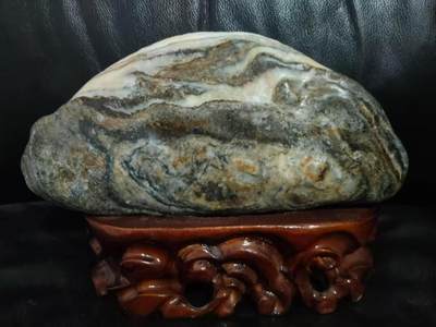 [2月22日奇珍异宝评级卡] 图案奇石，天然保真，假一赔十。【雪原问道】，旅人卧熊; 一动一静，触似浮雕。一方奇石，一眼新疆。规格:约23*11*8cm,重2.45kg，国内运费5元/kg（自然造化，倒置则巧兔跃然。成交价2000元以上包邮），不含底座，有其他疑问可留言。