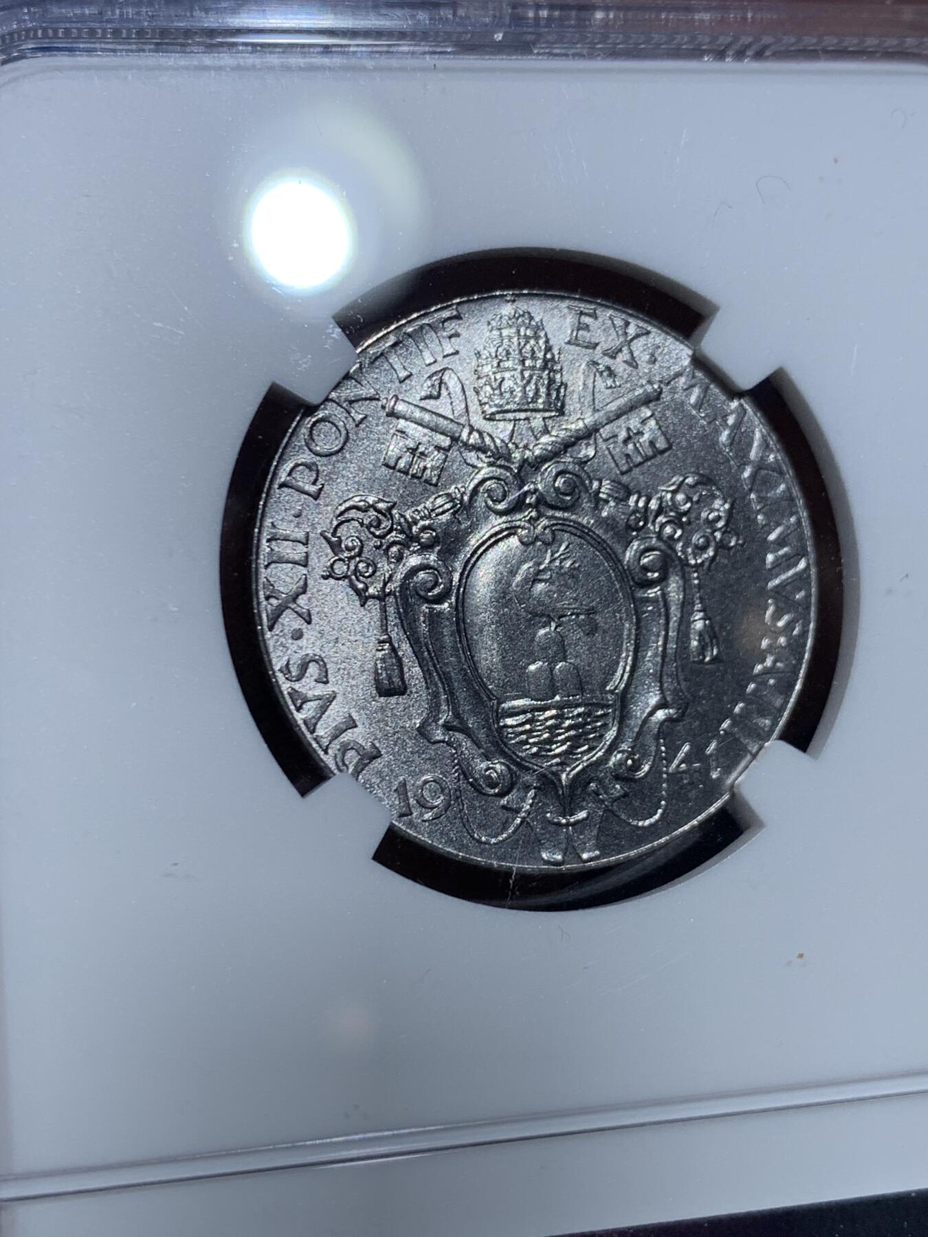 《竞宝斋》第356场 周日，周一  2场连拍 （全场包邮） NGC MS64 梵蒂冈1941年1里拉 两面转光 细节清晰 80多年的东西 保存成这样很不容易了 可藏