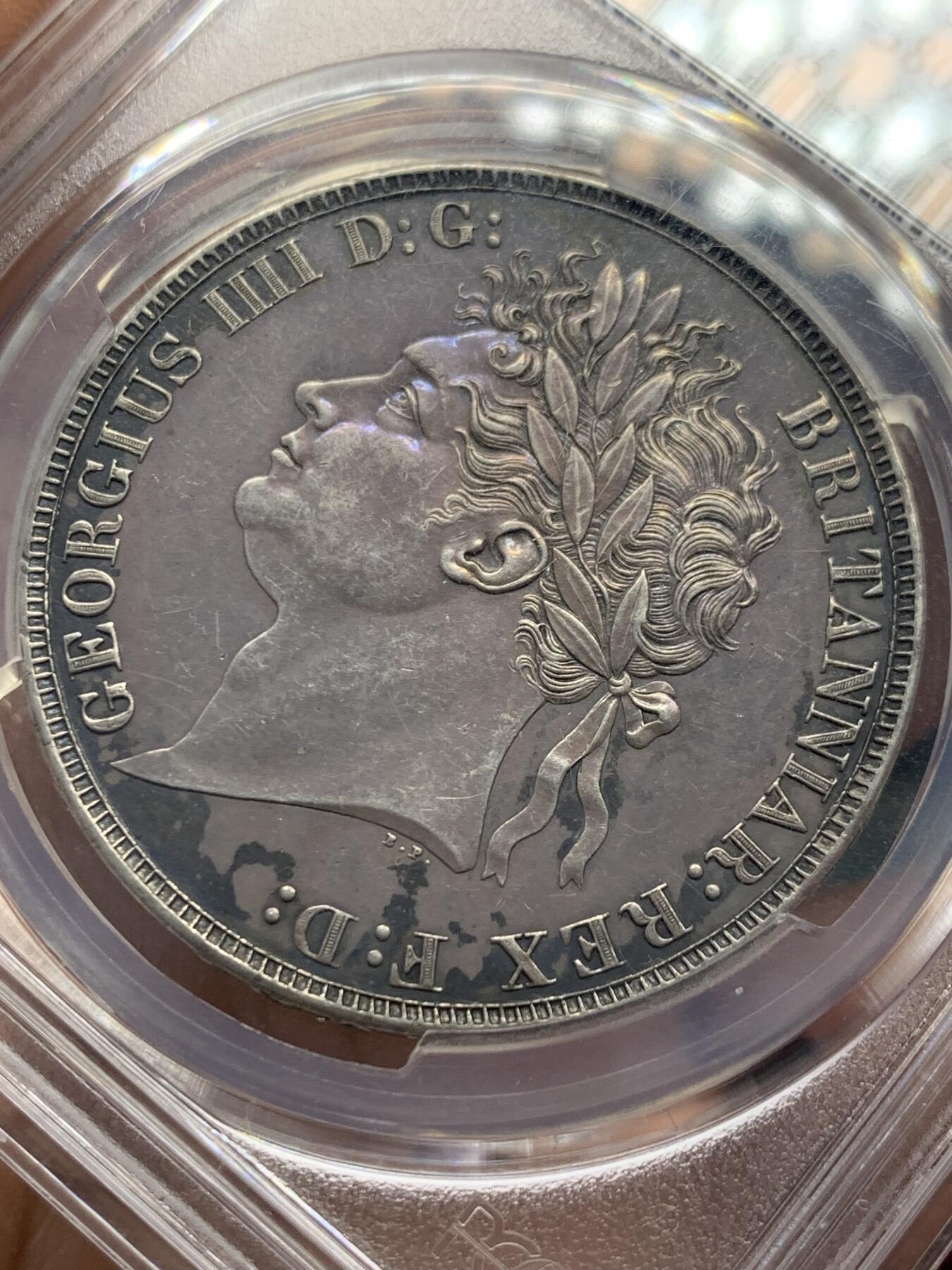 《竞宝斋》第356场 周日，周一  2场连拍 （全场包邮） PCGS AU58 英国乔治四世马剑克朗银币 紫黑色包浆 细节很不错 基本无磨损 包浆较厚才给了58 如果犹豫BU级的高价格 这颗58绝对是好选择