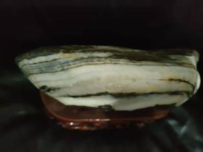 [2月22日奇珍异宝评级卡] 图案奇石，天然保真，假一赔十。【雪原问道】，旅人卧熊; 一动一静，触似浮雕。一方奇石，一眼新疆。规格:约23*11*8cm,重2.45kg，国内运费5元/kg（自然造化，倒置则巧兔跃然。成交价2000元以上包邮），不含底座，有其他疑问可留言。