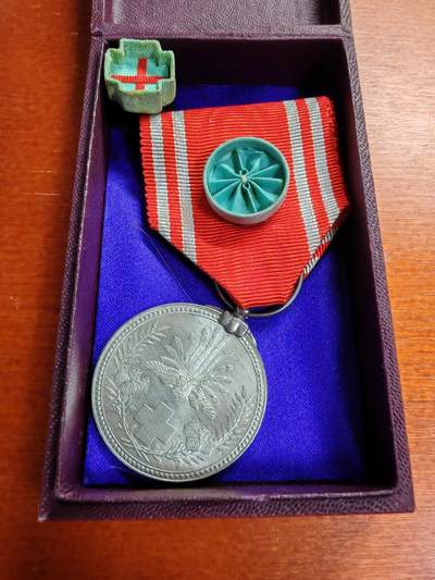 长老汇马年精选第七场拍卖 - 昭和二十一年男红十字社员章，银章原盒带略