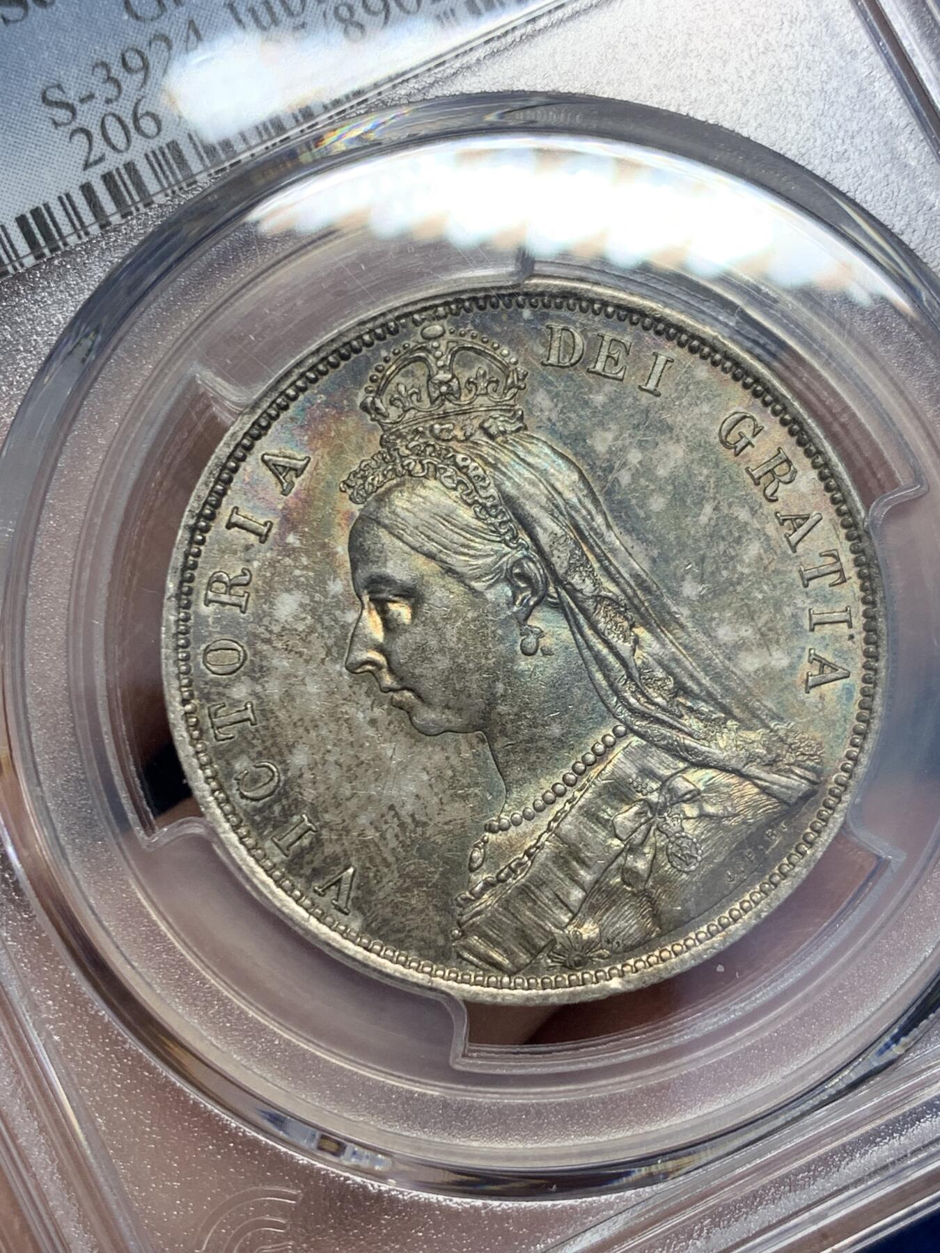 《竞宝斋》第356场 周日，周一  2场连拍 （全场包邮） NGC UNC 英国 1887年 维多利亚高冠半克朗大银币 通体五彩斑斓 细节高点具在 细节见图