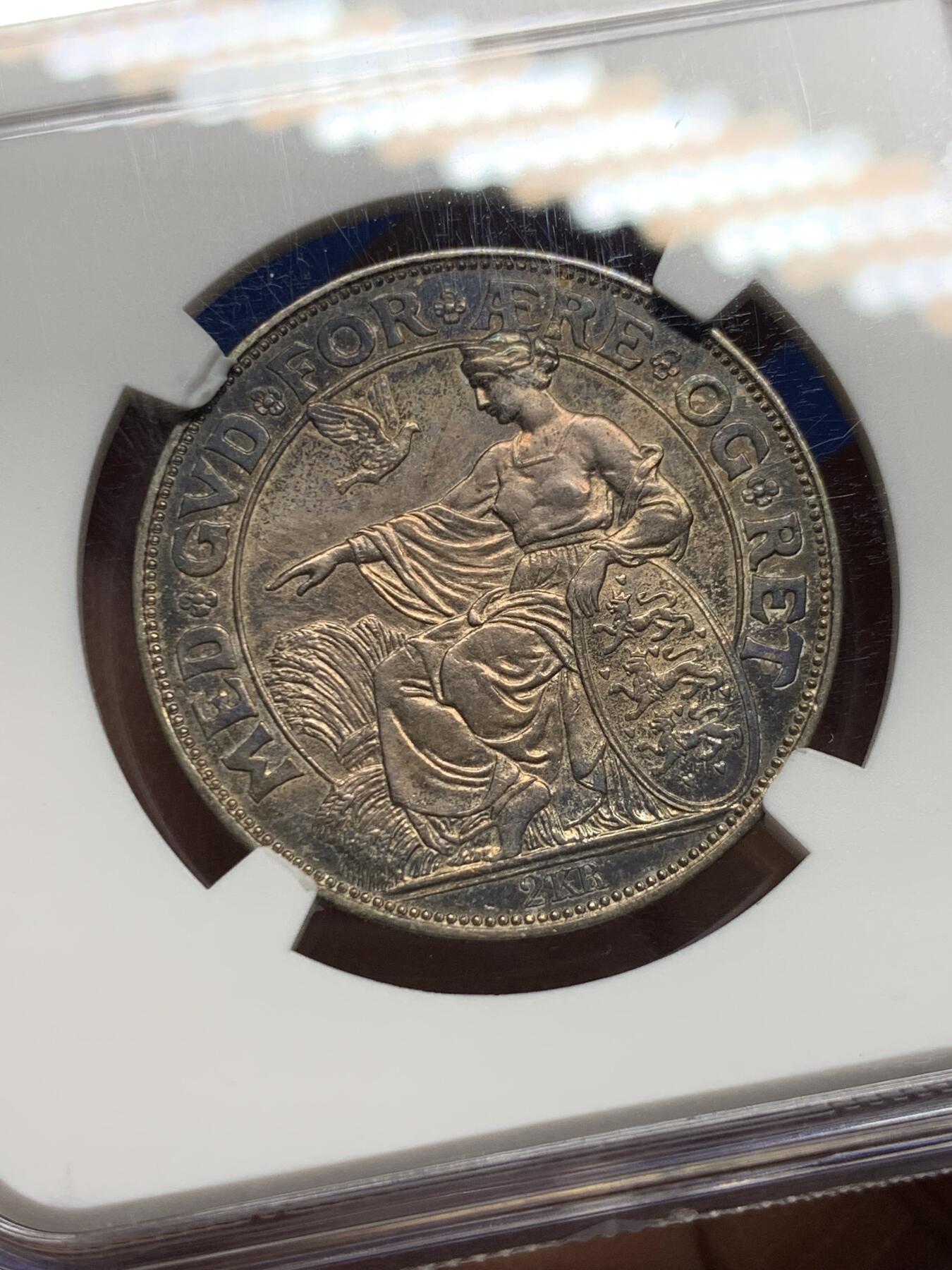 《竞宝斋》第356场 周日，周一  2场连拍 （全场包邮） NGC MS62 丹麦1903年克里斯蒂安九世登基40周年纪念2克朗银币，底板转光，双面好品五彩包浆，状态不错。