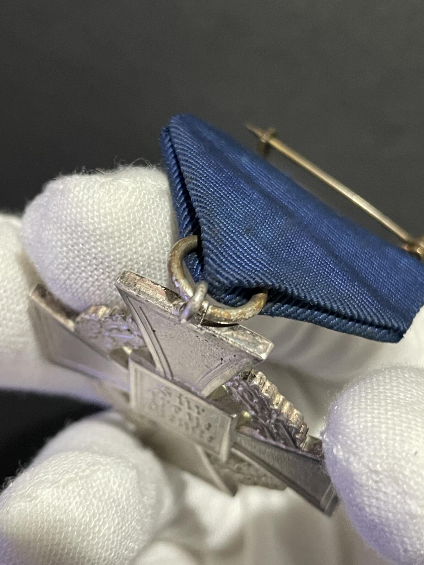 二战德国公务员忠诚服务25年裸章原品，品相完美镀层好珐琅好，之前有原盒已经惠让给朋友了，所以我认为这应该是库存品 注：相机拍摄原因会与实物些许色差图片中更亮更白，历史特殊物品售出不退不换原品保真支持鉴定