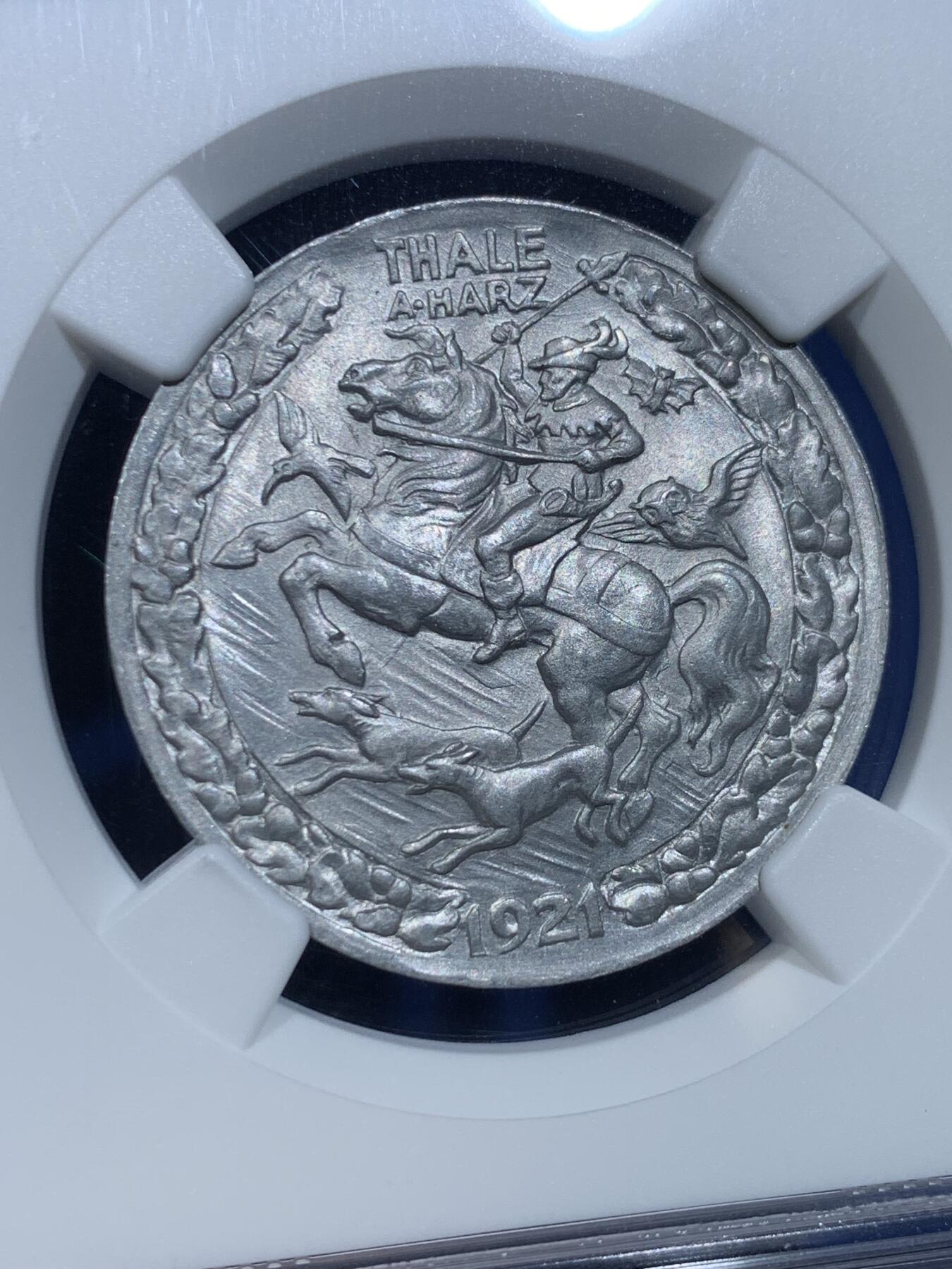 《竞宝斋》第356场 周日，周一  2场连拍 （全场包邮） NGC MS65 德国1921年塔勒哈兹猎人3马克紧急状态币，俗称德紧马剑，设计精美繁复，游猎的力量与敏捷跃然币上。1921年德国处于魏玛共和国初期，正经历一战后的经济衰退和通货膨胀，政府为应对现金短缺，发行了紧急货币（Notgeld）。